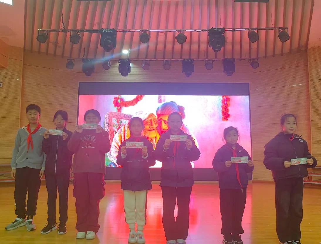 “光影润心 筑梦童年”——锦程小学开展智雅币兑换观影活动