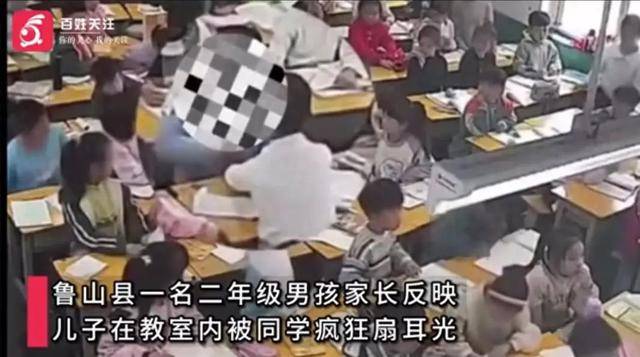 小学2年级学生在教室内被同学扇耳光，校长被免职