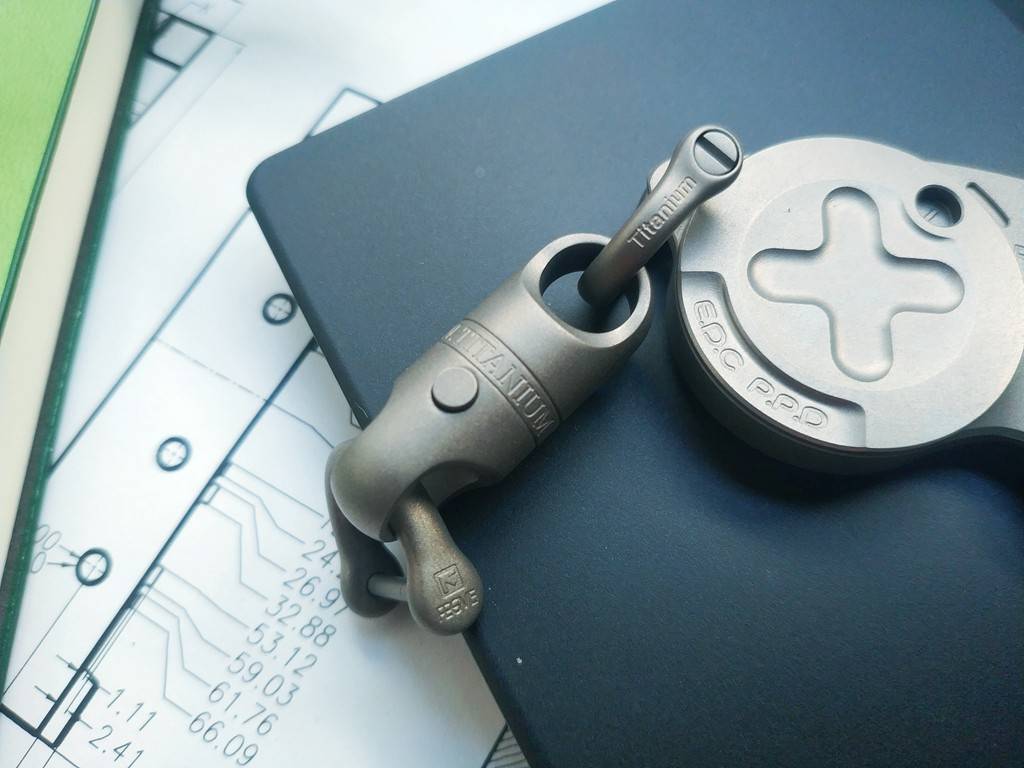 钥匙扣也能玩出花：fegve时光眼镜啪啪币旋转钥匙扣